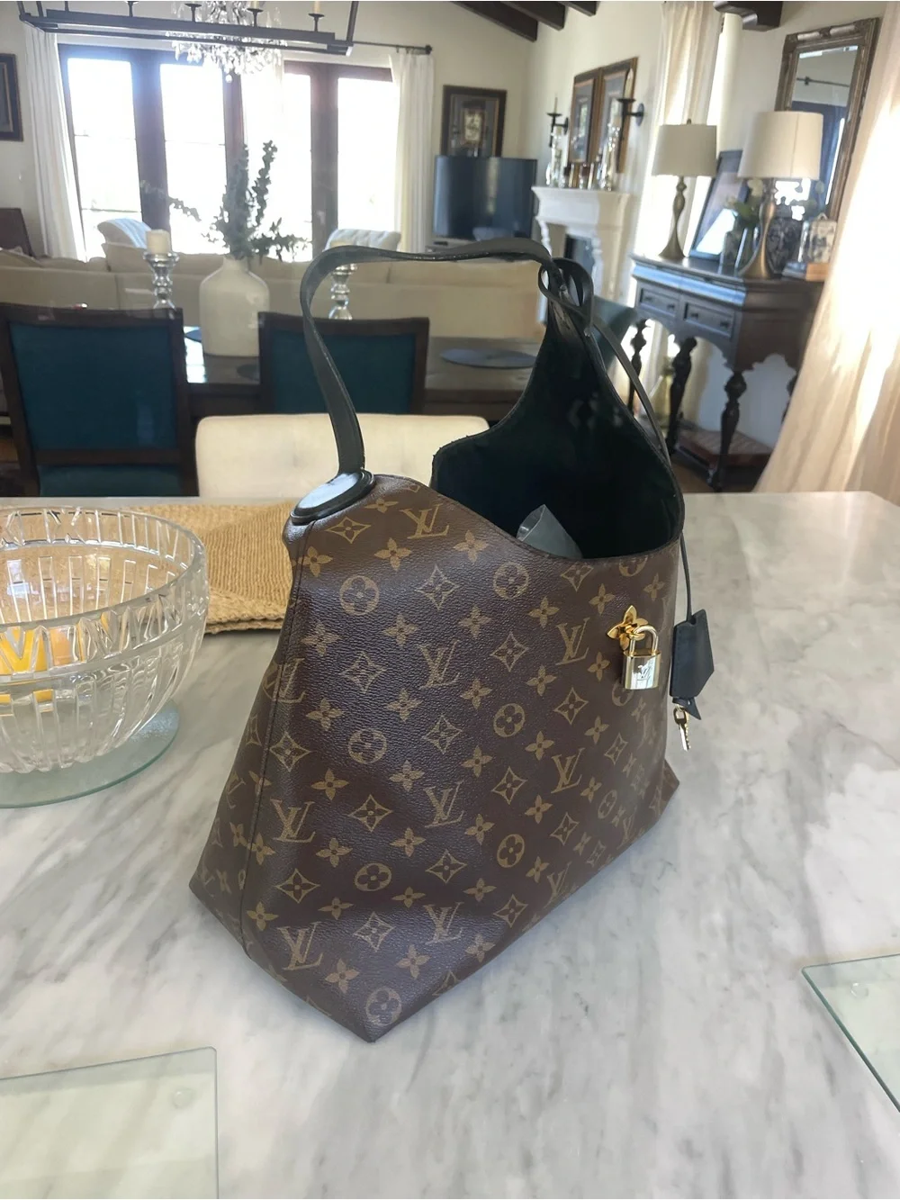 🪷authentic Louis Vuitton flower hobo with lock and key.